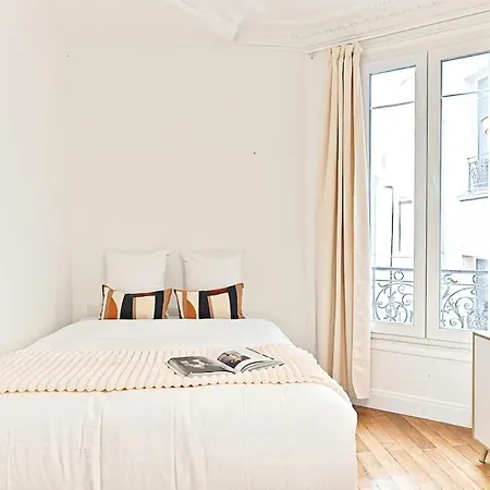 Апартаменты Spacious And Bright Париж