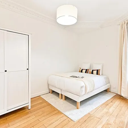 Апартаменты Spacious And Bright Париж