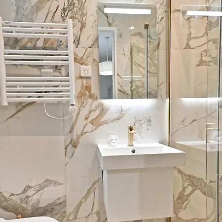 Spacious And Bright Апартаменты *