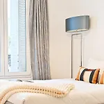 아파트 Spacious And Bright